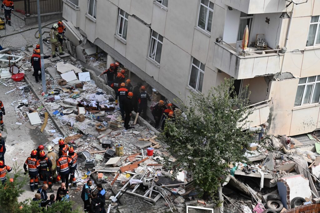 Maltepe’de çöken binada ölü sayısı beşe yükseldi Maltepe'de çöken binada ölü sayısı beşe yükseldi