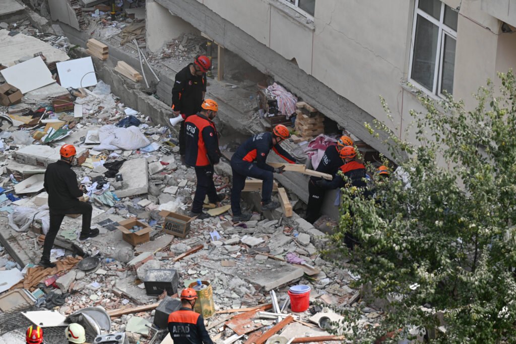 İstanbul Valisi Gül, Maltepe'de kısmi çökme yaşanan binadaki kurtarma çalışmalarını inceledi