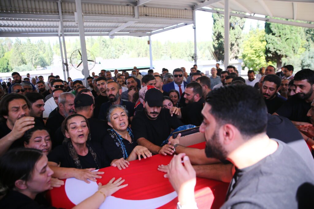 Girne açıklarında batan gemide yaşamını yitiren 2 kişinin cenazeleri Adana ve Hatay’da defnedildi Girne açıklarında batan gemide yaşamını yitiren 2 kişinin cenazeleri Adana ve Hatay'da defnedildi