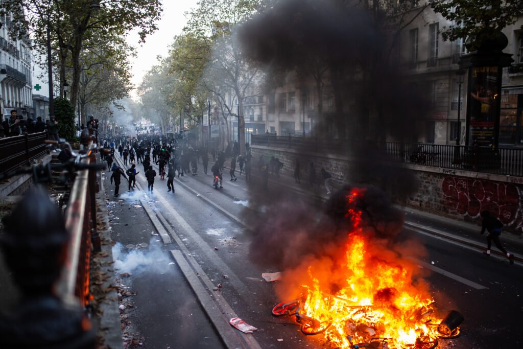 Fransa’da protestolar: Macron’dan sükunet çağrısı Fransa’da protestolar: Macron’dan sükunet çağrısı