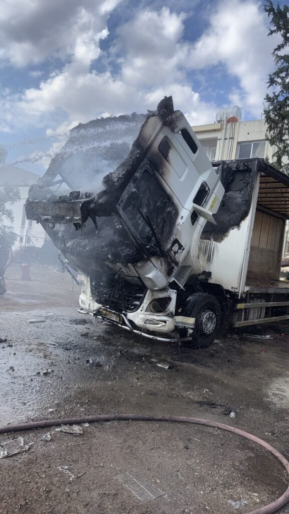 Tır araçta yangın çıktı Tır araçta yangın çıktı