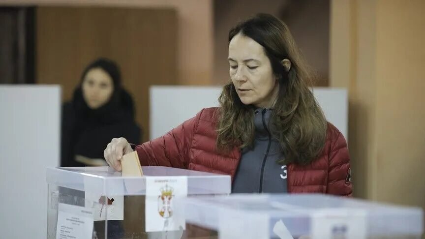 Sırbistan’daki erken genel seçimde oy verme işlemi başladı Sırbistan'daki erken genel seçimde oy verme işlemi başladı