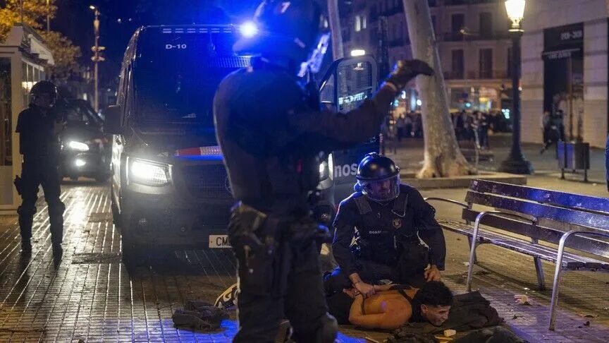 Barselona’daki şiddet olaylarında yaklaşık 100 kişi gözaltına alındı Barselona'daki şiddet olaylarında yaklaşık 100 kişi gözaltına alındı