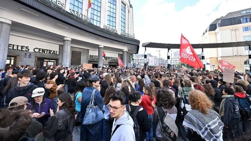 Belçika’nın Liege kentinde öğrenci eylemleri nedeniyle kapatılan okullar pazartesi açılacak Belçika'nın Liege kentinde öğrenci eylemleri nedeniyle kapatılan okullar pazartesi açılacak