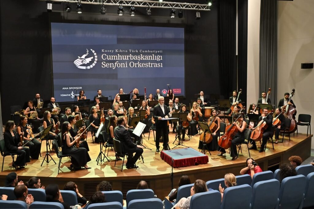 Erhürman, Cumhurbaşkanlığı Senfoni Orkestrası’nın yeni sezon açılış konserine katıldı Erhürman, Cumhurbaşkanlığı Senfoni Orkestrası’nın yeni sezon açılış konserine katıldı