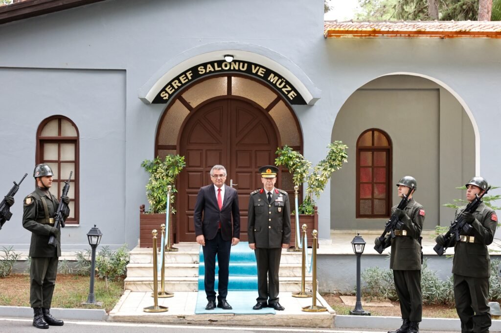 Erhürman, KTBK Komutanı İnaltekin’i ziyaret etti Erhürman, KTBK Komutanı İnaltekin’i ziyaret etti