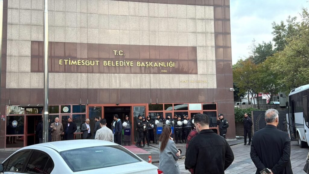 Etimesgut Belediyesi’ne yeni operasyon: Başkan yardımcıları dahil 25 gözaltı Etimesgut Belediyesi'ne yeni operasyon: Başkan yardımcıları dahil 25 gözaltı