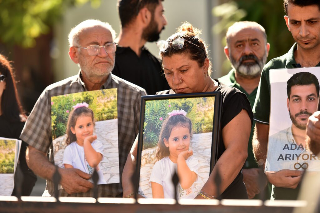 Gemi kazasında yakınlarını kaybeden aileler, Girne Mahkemesi önünde adalet çağrısında bulundu
