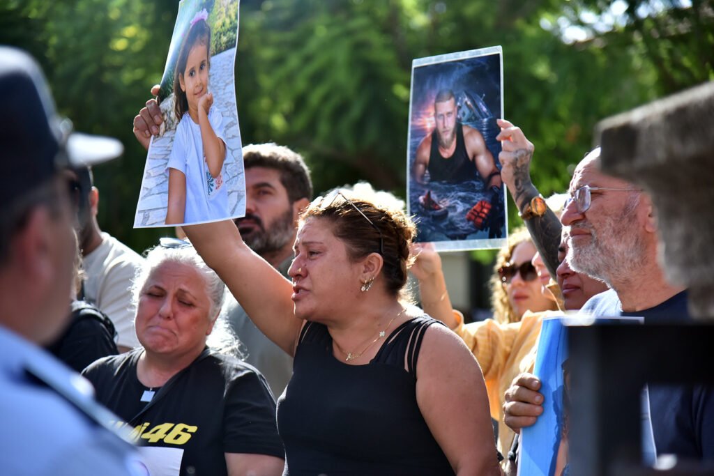 Yakınlarını kaybeden aileler Girne Mahkemesi önünden seslendi: “Müebbet istiyoruz” Yakınlarını kaybeden aileler Girne Mahkemesi önünden seslendi: “Müebbet istiyoruz”