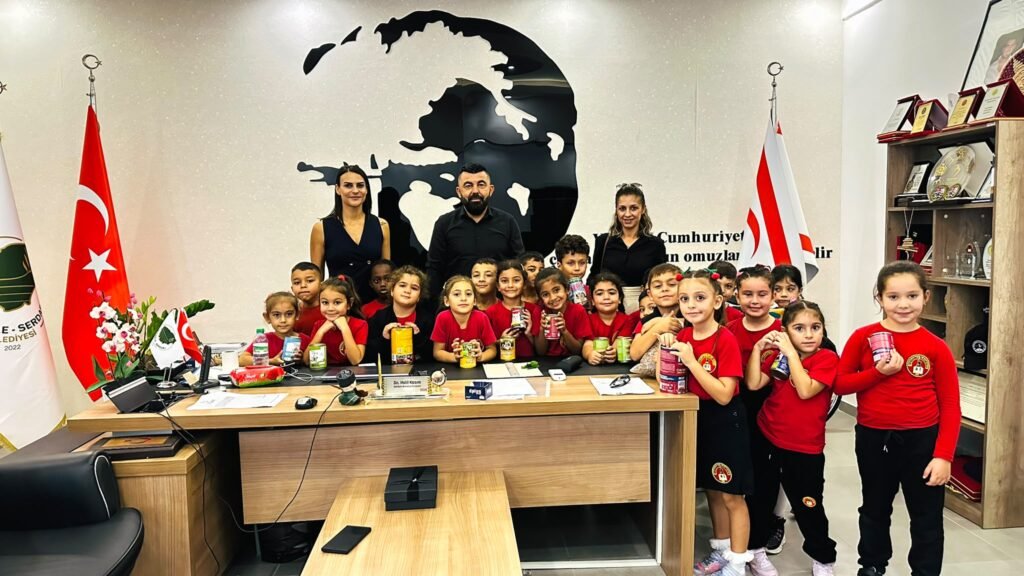 Serdarlı İlkokulu öğrencilerinden mama bağışı