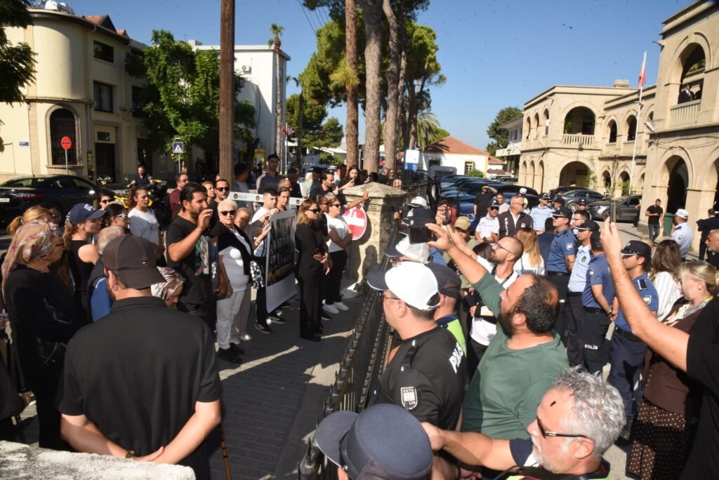 Aileler, Girne Mahkemesi önünde çağrı yaptı: “Esas suçluları mahkemeye getirsinler”