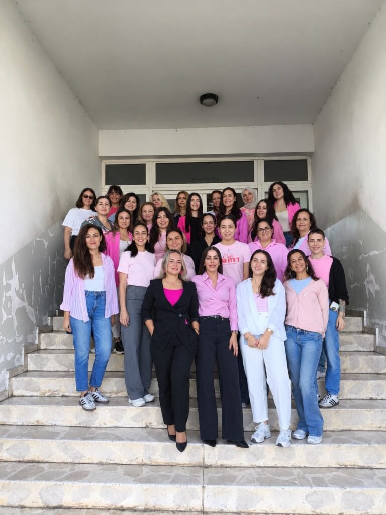 Güç-Sen kadın üyeleri, Meme Kanseri Farkındalık Ayı kapsamında pembe giydi