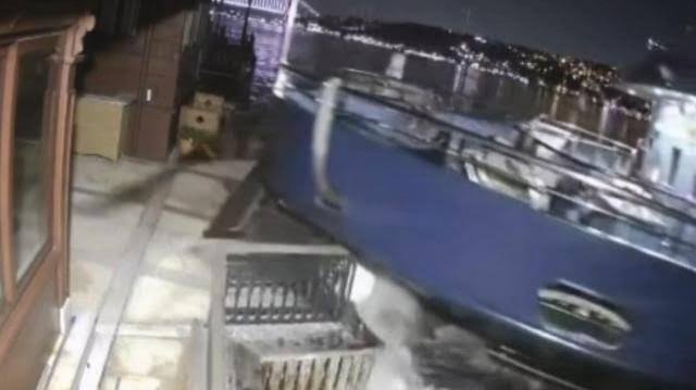 Üsküdar’da yolcu vapuru tarihi yalıya çarptı Üsküdar'da yolcu vapuru tarihi yalıya çarptı