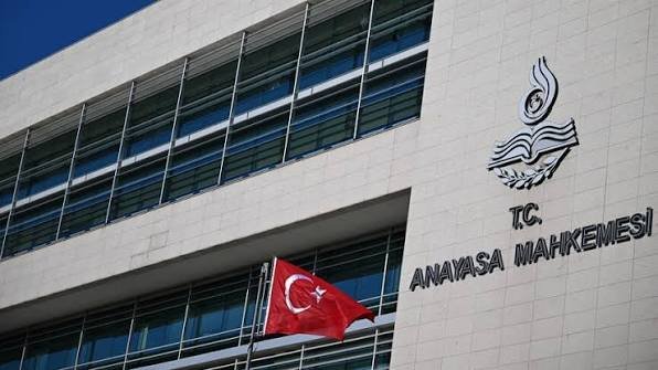 Türkiye AYM’den 15 siyasi partinin sorumluları hakkında suç duyurusu Türkiye AYM’den 15 siyasi partinin sorumluları hakkında suç duyurusu