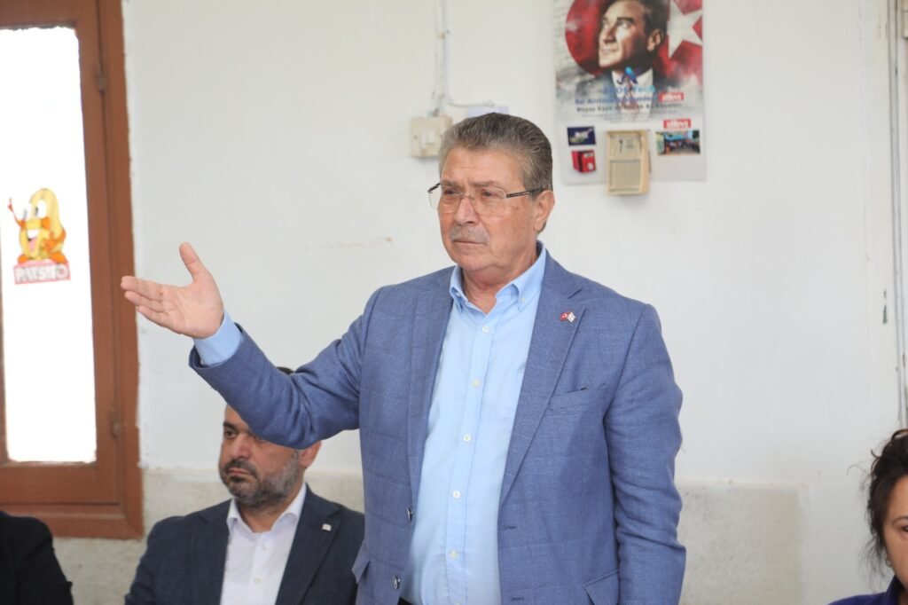 Başbakan Üstel bazı Karpaz köylerini ziyaret etti