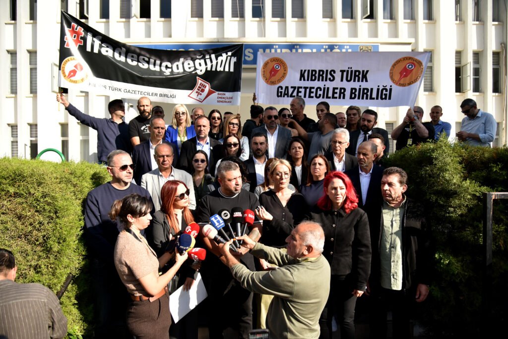 Basın örgütleri Lefkoşa Polis Müdürlüğü önünde açıklama yaptı… “Gazetecilik suç değildir” Basın örgütleri Lefkoşa Polis Müdürlüğü önünde açıklama yaptı… “Gazetecilik suç değildir”