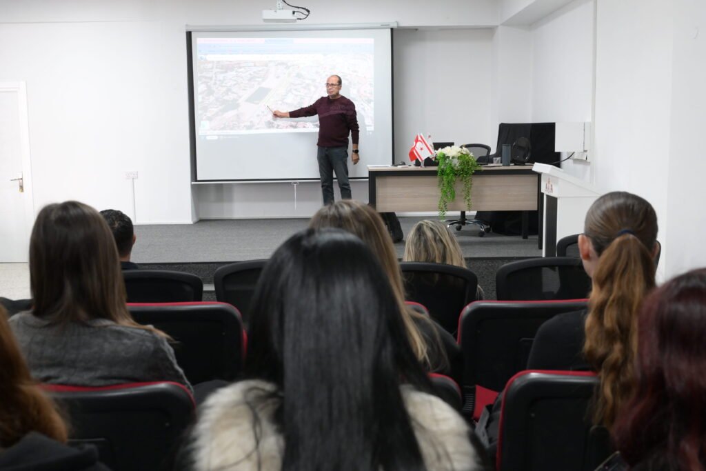 Lefkoşa Maratonu’nda görevli olacak öğrencilere eğitim verildi Lefkoşa Maratonu'nda görevli olacak öğrencilere eğitim verildi