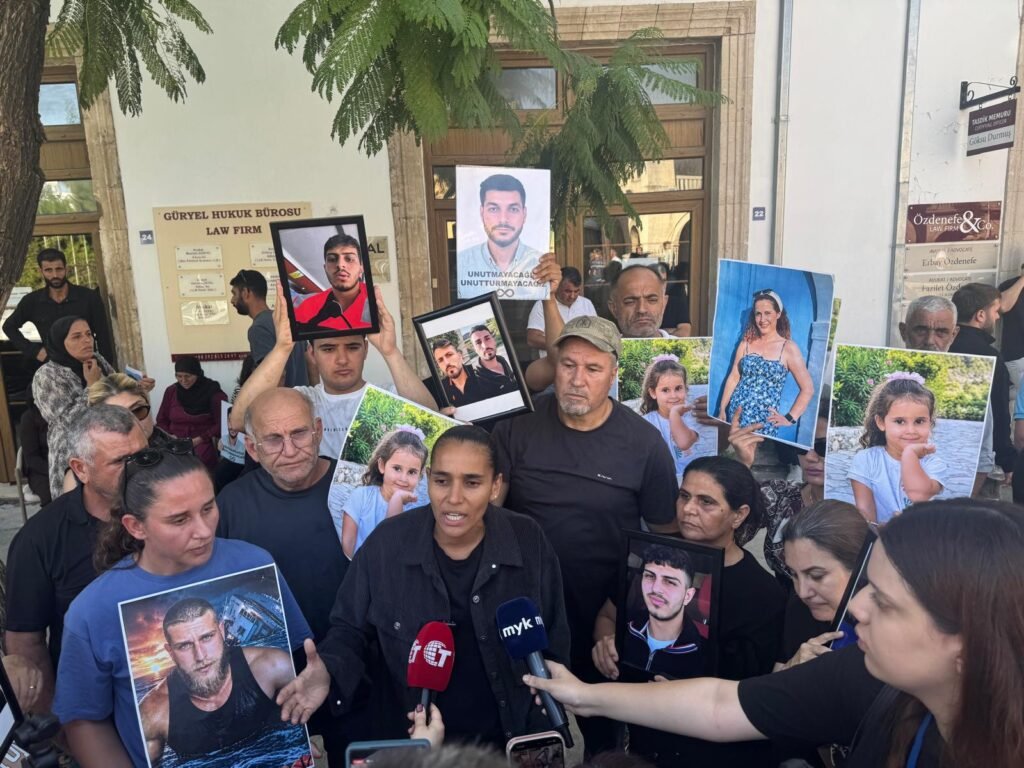 Gemi faciasında yakınlarını kaybeden aileler Girne Mahkemesi önünde adalet taleplerini yineledi Gemi faciasında yakınlarını kaybeden aileler Girne Mahkemesi önünde adalet taleplerini yineledi