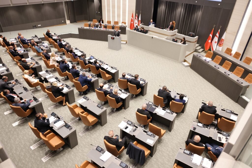 Meclis Genel Kurul'u genel seçimlerin 6 Aralık'ta yerel seçimlerle birlikte yapılmasını onayladı
