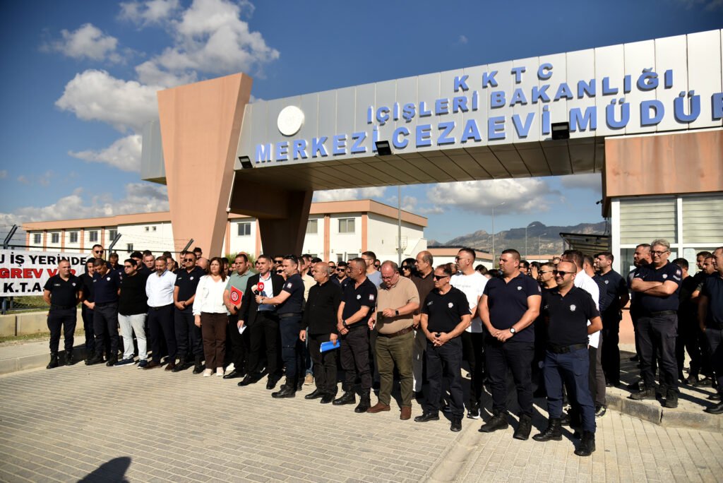 Gardiyanlar ve Merkezi Cezaevi çalışanları grevde Gardiyanlar ve Merkezi Cezaevi çalışanları grevde