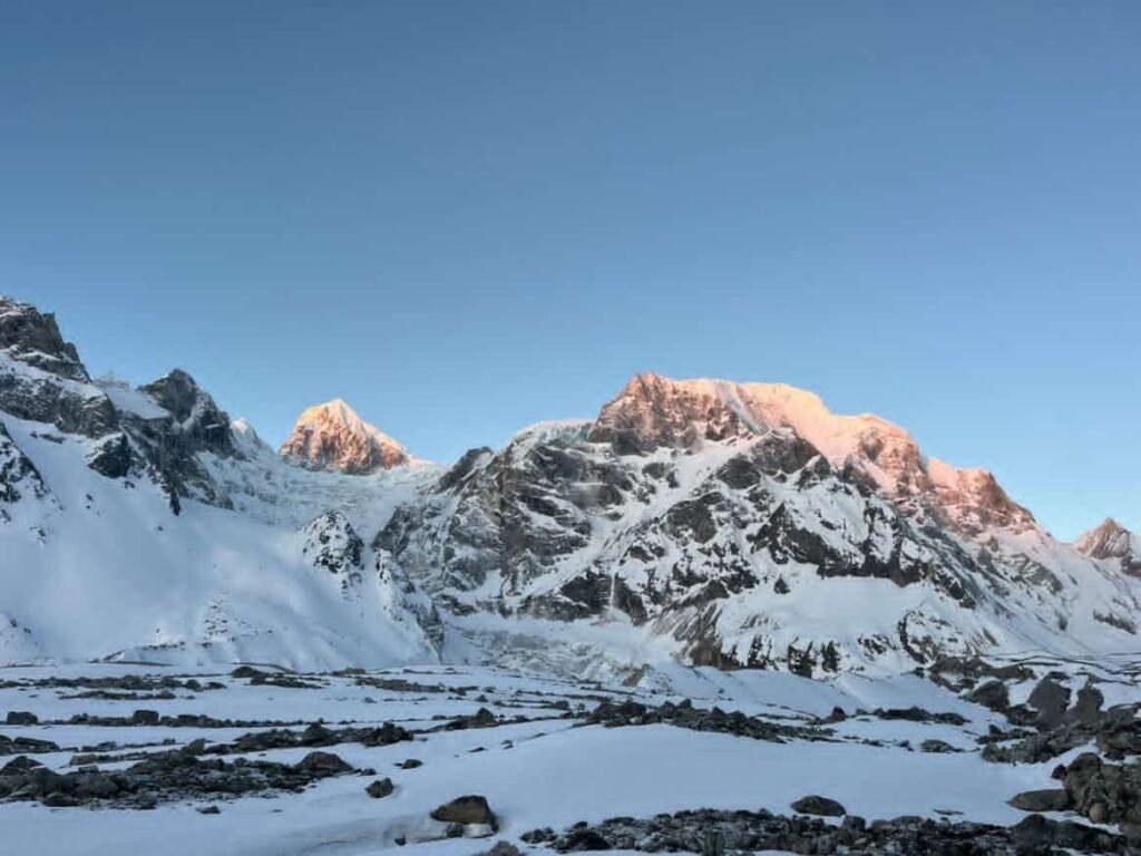 Nepal'de dağda çığ düşmesi sonucu ölenlerin sayısı 15'e çıktı