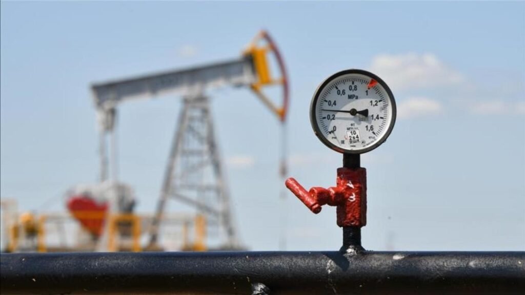 Petrol fiyatları arz artışı beklentisiyle 105,43 dolara gerilerken riskler düşüşü sınırlıyor Petrol fiyatları arz artışı beklentisiyle 105,43 dolara gerilerken riskler düşüşü sınırlıyor