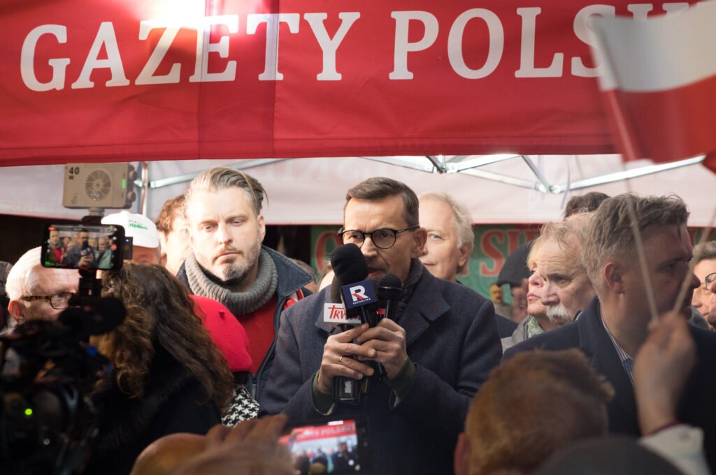 Polonya Anayasa Mahkemesi önünde gösteri ve polis ablukası sürüyor Polonya Anayasa Mahkemesi önünde gösteri ve polis ablukası sürüyor