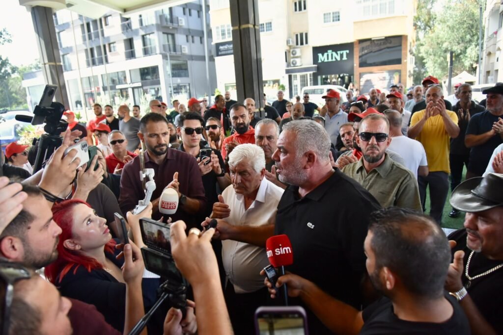 El-Sen ve El-Sen’e destek veren sendikalar hükümeti protesto etti El-Sen ve El-Sen’e destek veren sendikalar hükümeti protesto etti