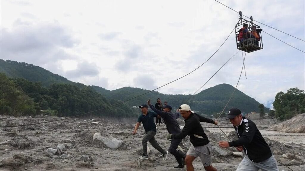 Nepal'de sel felaketinde kaybolan binlerce kişi için arama kurtarma çalışmaları sonlandırılacak