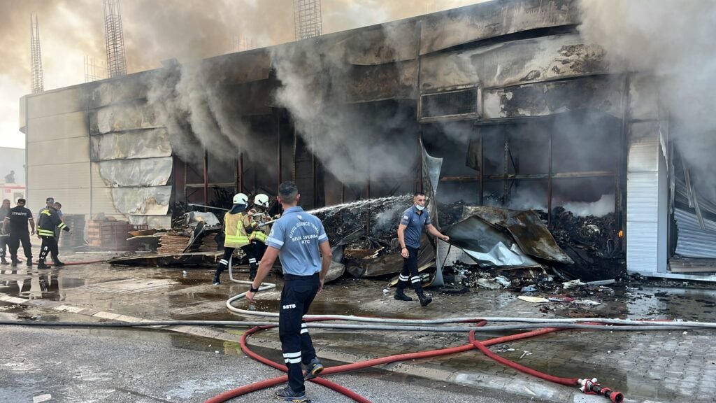 Alayköy Sanayi Bölgesi’nde yangın…İlk belirleme göre 600 metrekarelik alandaki elektrik malzemeleri küle döndü Alayköy Sanayi Bölgesi'nde yangın...İlk belirleme göre 600 metrekarelik alandaki elektrik malzemeleri küle döndü