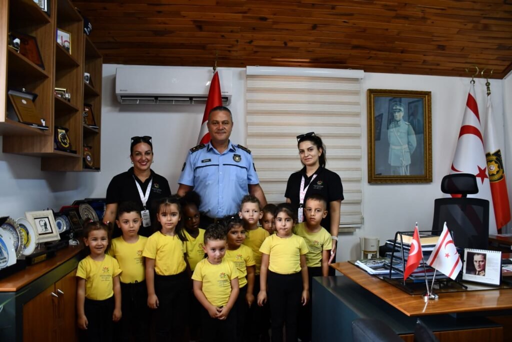 Küçücüğüm Okul Öncesi ve Etüt Merkezi öğrencileri Güzelyurt Polis Müdürlüğü’nü ziyaret etti Küçücüğüm Okul Öncesi ve Etüt Merkezi öğrencileri Güzelyurt Polis Müdürlüğü’nü ziyaret etti