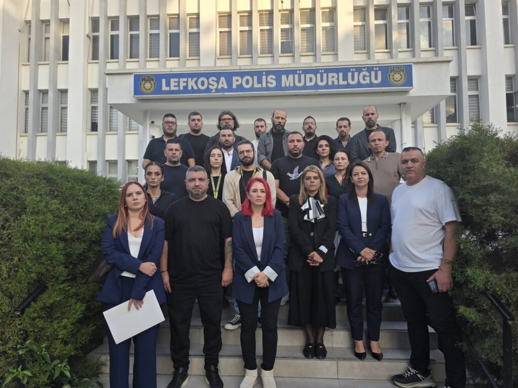 Saldırıya uğrayan gazeteciler Lefkoşa Polis Müdürlüğüne şikâyette bulundu Saldırıya uğrayan gazeteciler Lefkoşa Polis Müdürlüğüne şikâyette bulundu