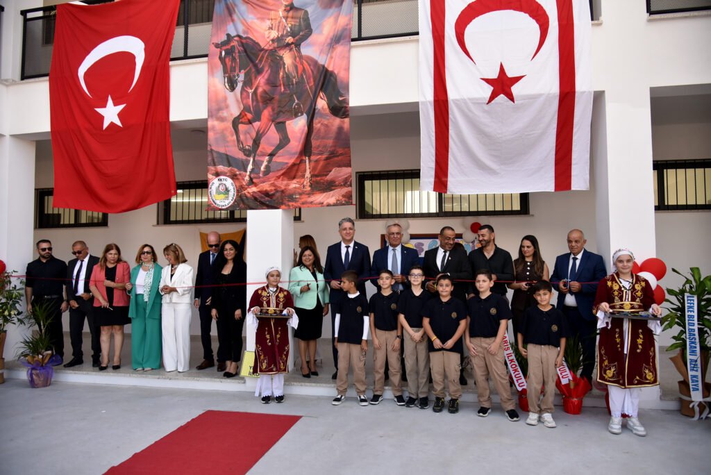Yeniden inşa edilen Yeşilyurt İlkokulu törenle açıldı Yeniden inşa edilen Yeşilyurt İlkokulu törenle açıldı